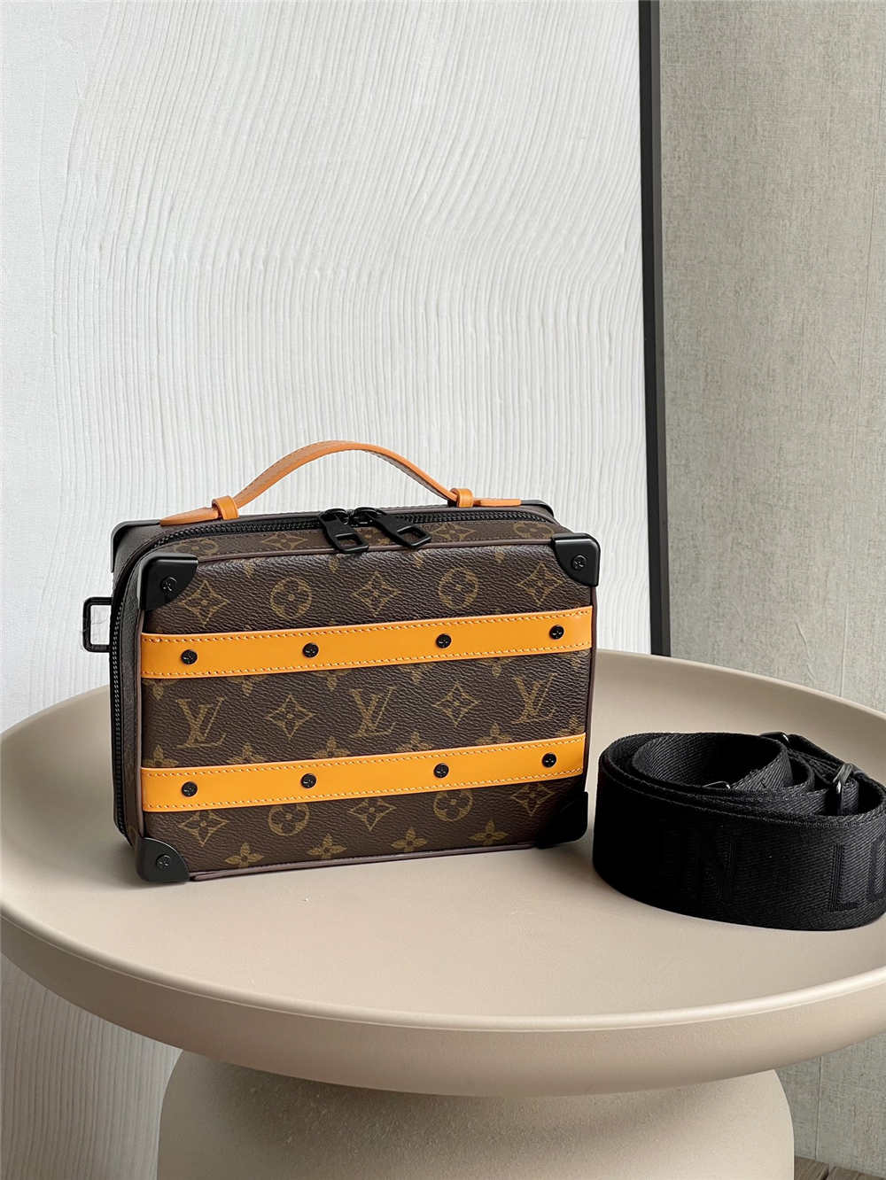 Louis Vuitton HANDLE SOFT TRUNK M46689  size：21.5x15x7cm 2025 new 